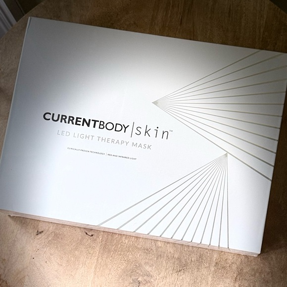 *NIB**CURRENTBODY LED Red Light Therapy Face Mask - Series 1 - Picture 15 of 15